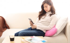 【生活】ソファーでスマートフォンを見る女性